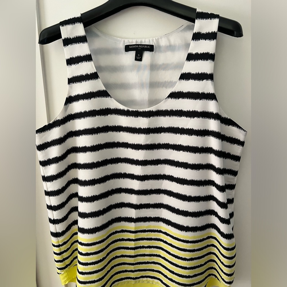 6 sleeveless works blouses in great condition, sz Small and X-Small.